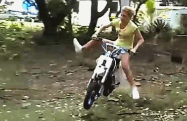 Блондинка падает на мотоцикле